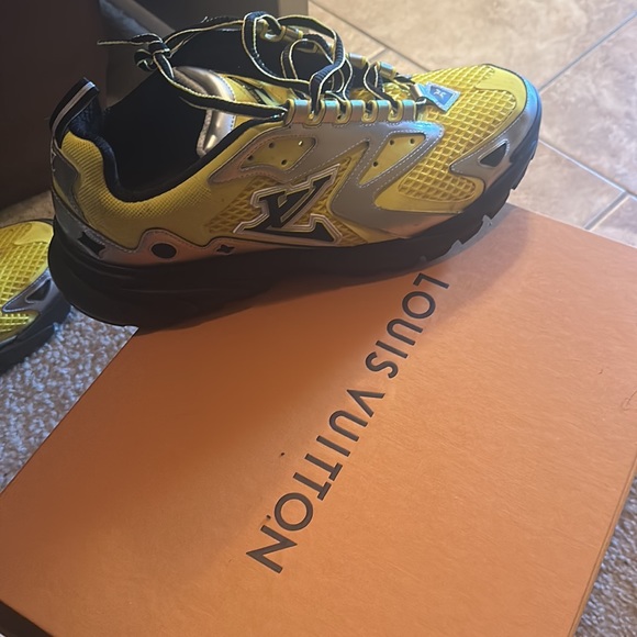 Slightly worn Louis Vutton sneakers - Picture 2 of 3